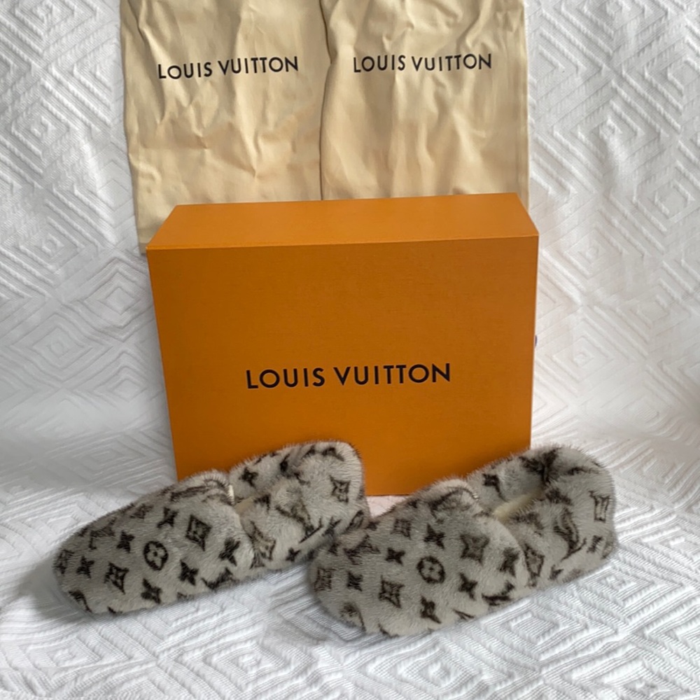 🖤 Louis Vuitton Gray & Black Slippers 🖤